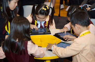 於「四季色彩 - 蔬果」課堂中，學生使用 HKT education 一站式電子學習系統拼貼出擁有個人特色的面孔